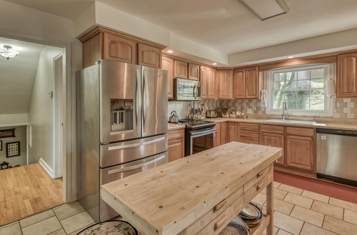 179 Greendale Road Johnson City, TN 37601 - Photo 11 of 48 3D826CAE-A363-478E-B5E4-50193C3836EC