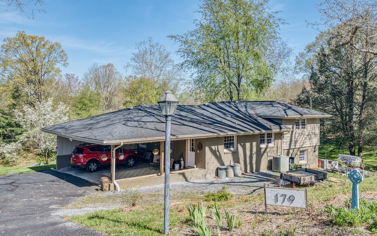 179 Greendale Road Johnson City, TN 37601 - Photo 8 of 48 8D37670F-9766-44E3-9594-0F761CA328D8