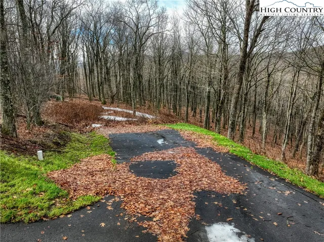 a view of a pathway with a pathway