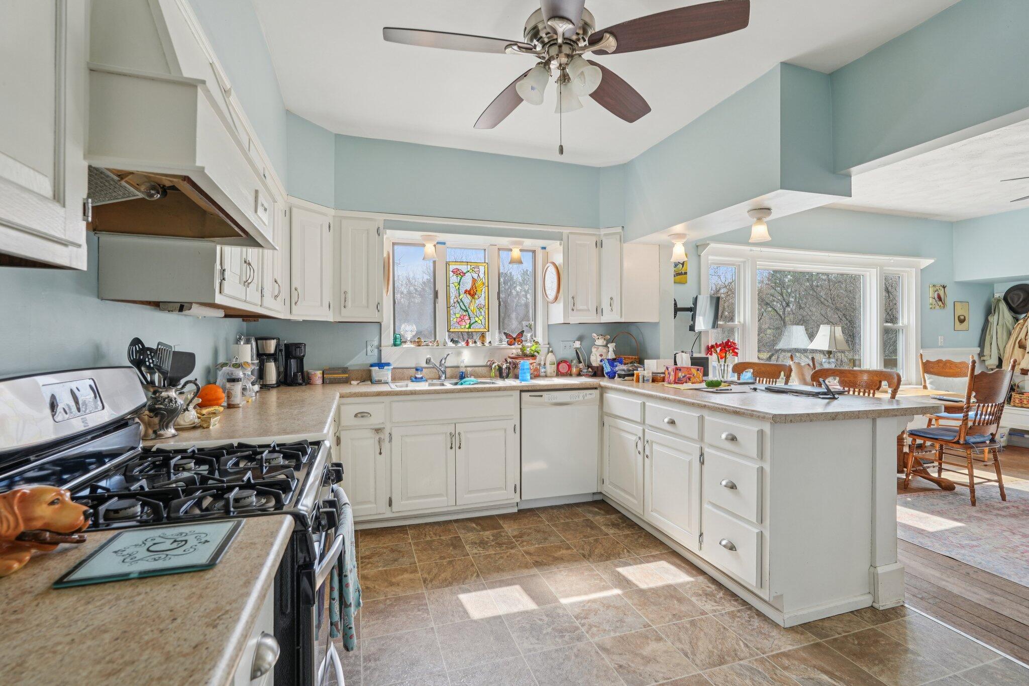 S102-w33389 County Road East Mukwonago, WI 53149 - Photo 16 of 49 Kitchen