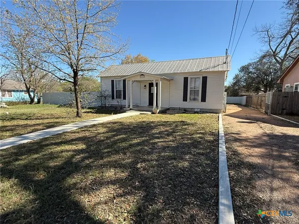 $1,395 | 619 East Donegan Street, Seguin, TX 78155