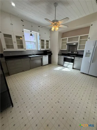 $1,395 | 619 East Donegan Street, Seguin, TX 78155