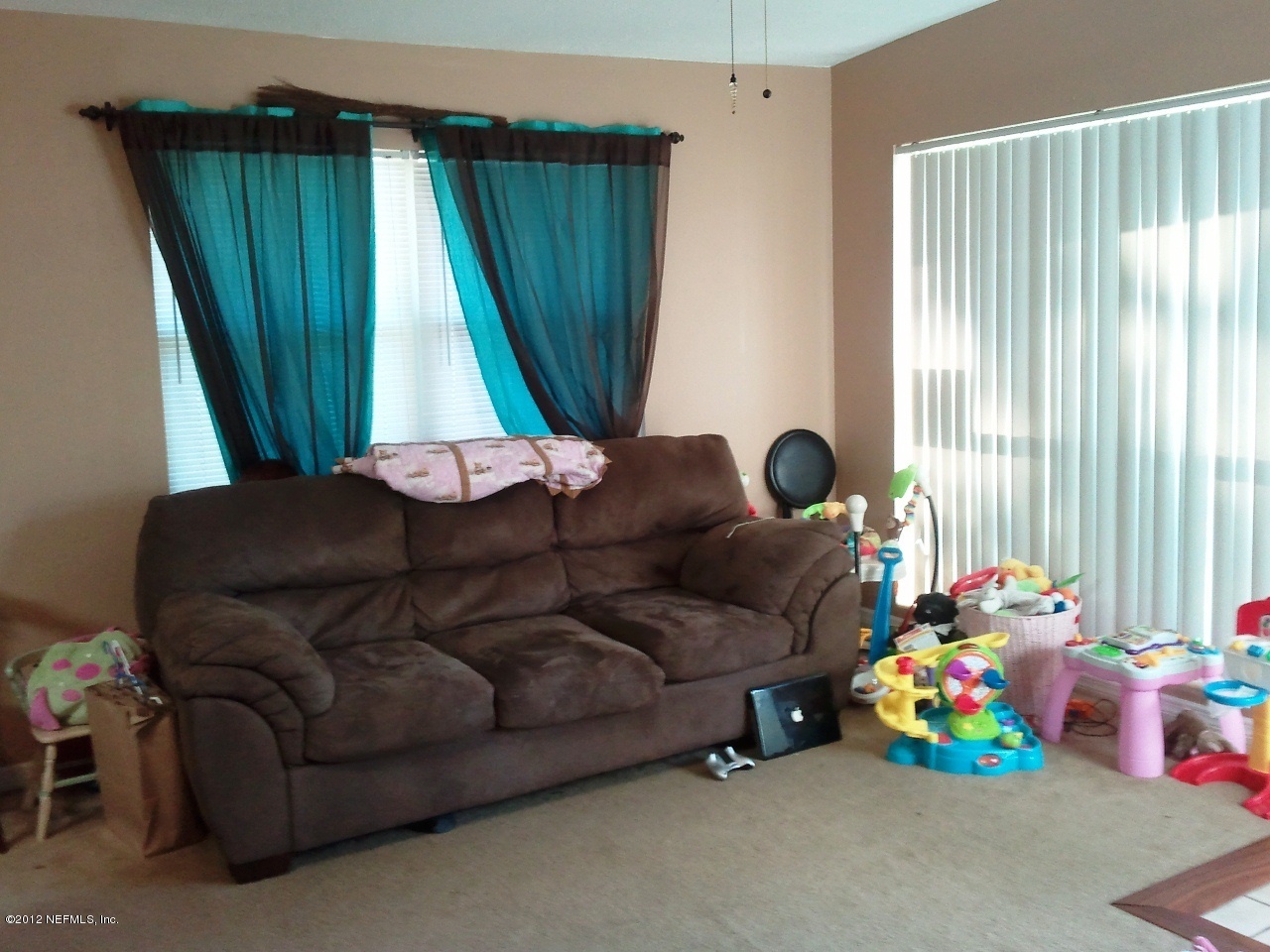 2133 Newberry Road Jacksonville, FL 32218 - Photo 15 of 29 a living room with furniture and a bathtub