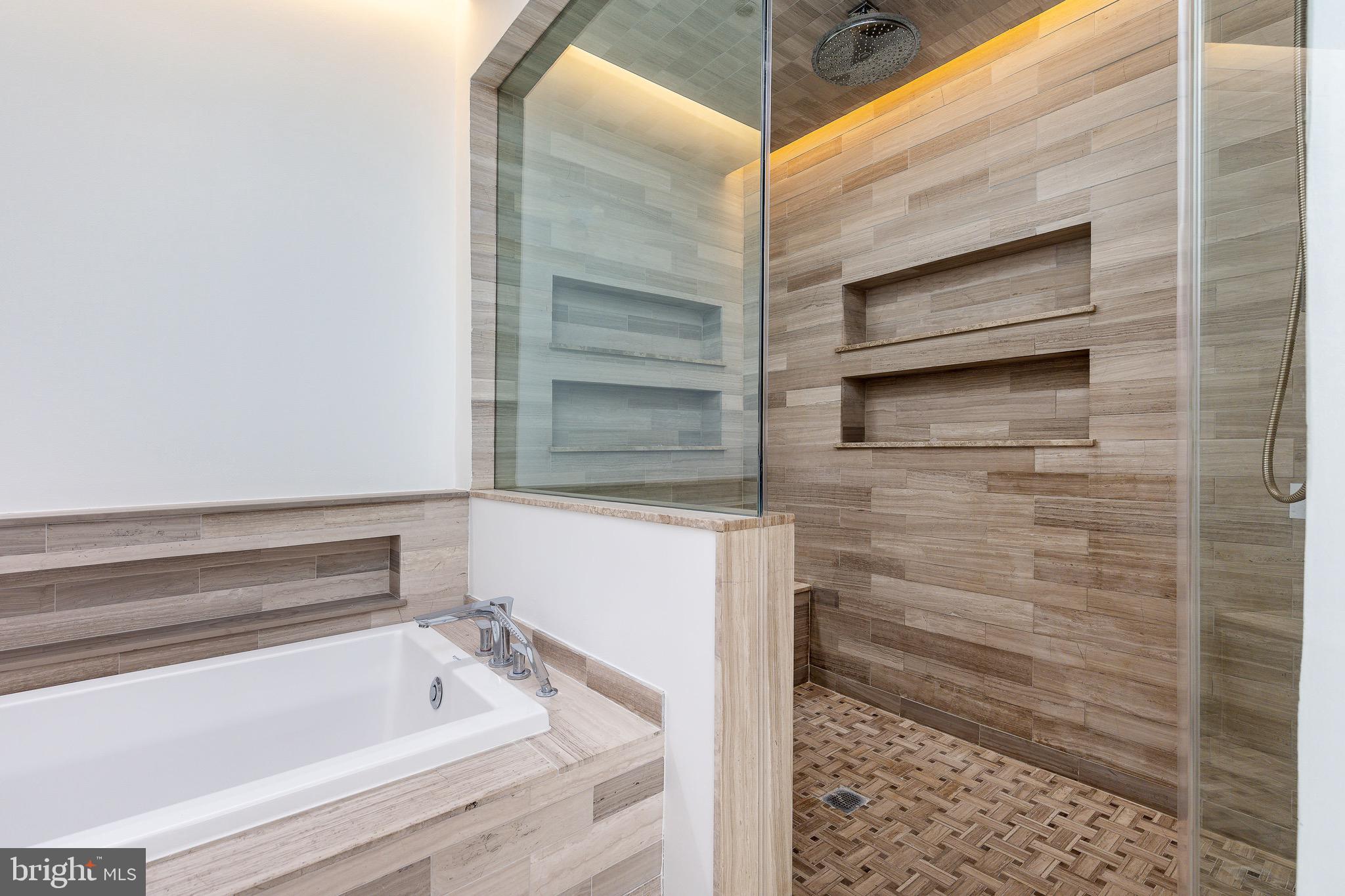 725 Chestnut Street, Unit 2 Philadelphia, PA 19106 - Photo 20 of 29 a bathroom with a bathtub