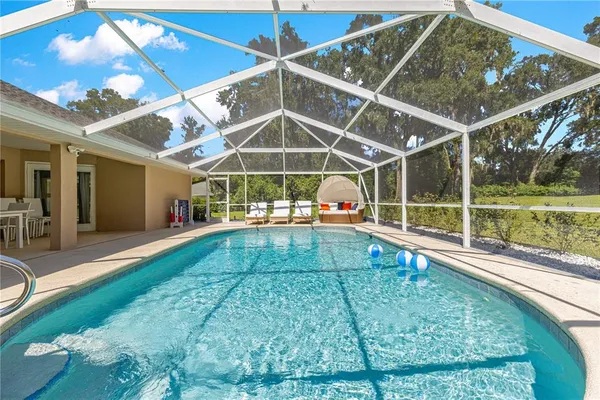 a view of a backyard