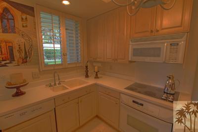 72025 Petunia Way Rancho Mirage, CA 92270 - Photo 6 of 18 a bathroom with a sink and a bathtub
