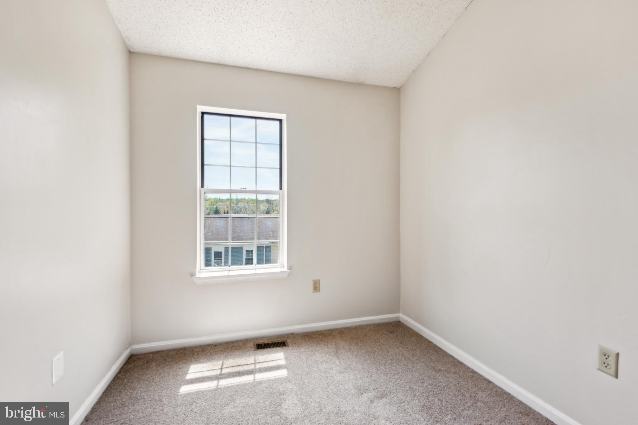 795 St Michaels Drive Bowie, MD 20721 - Photo 14 of 25 an empty room with a window