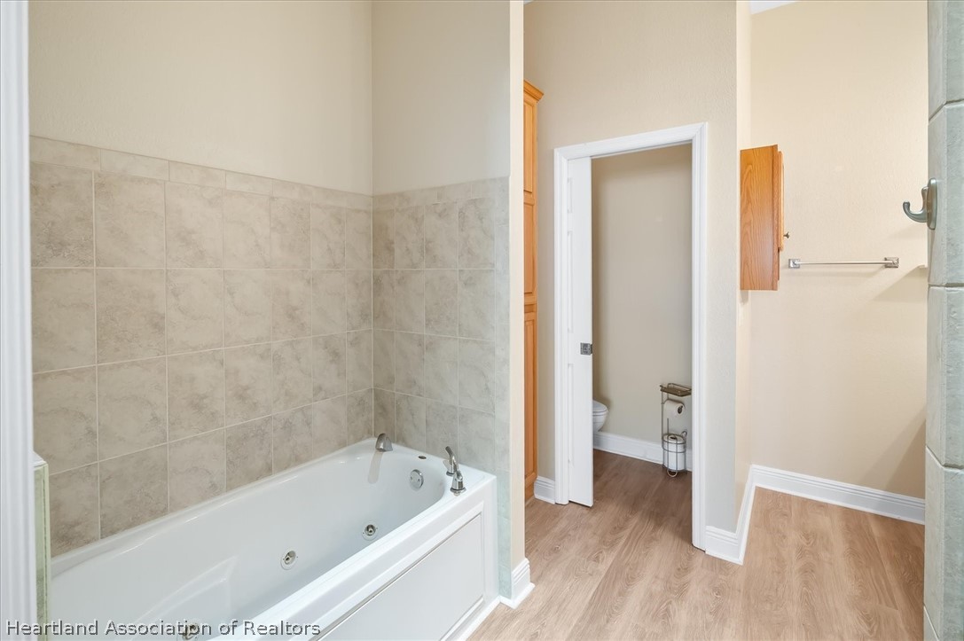 5224 Haw Branch Road Sebring, FL 33875 - Photo 21 of 40 a bathroom with a bathtub and a toilet