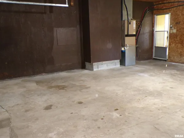 a view of a big room with closet and windows