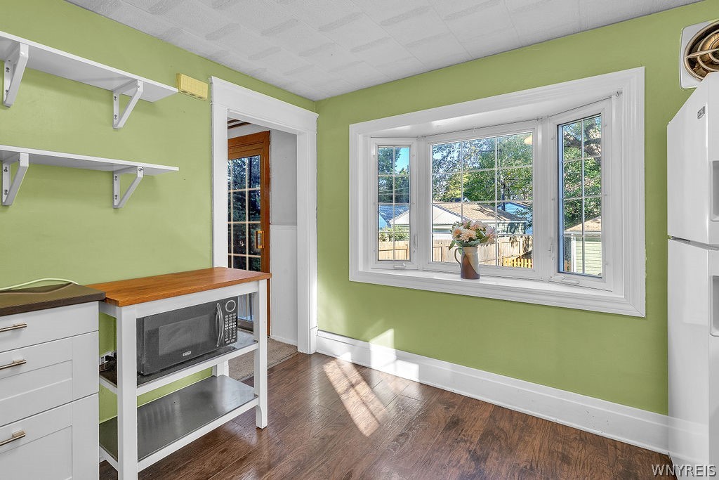 164 Shenandoah Road Buffalo, NY 14220 - Photo 24 of 50 Large bay window into backyard