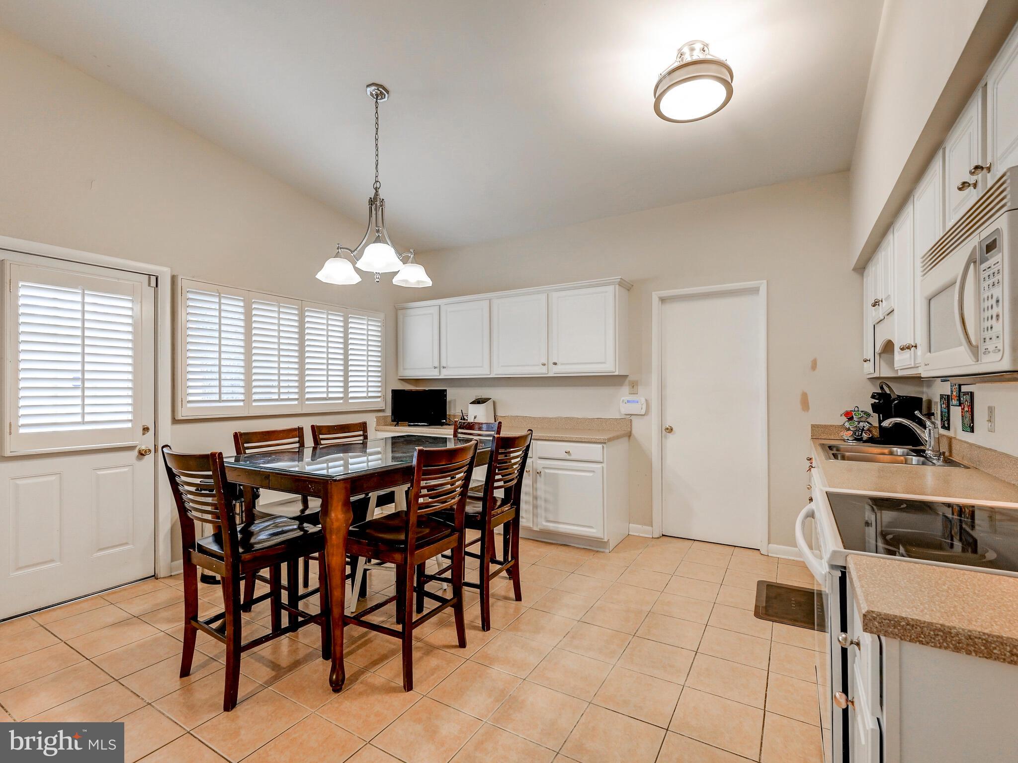3411 Terrapin Road Pikesville, MD 21208 - Photo 18 of 35 EATING AREA IN KITCHEN