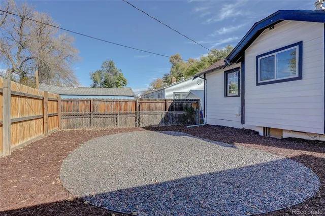 a view of a backyard