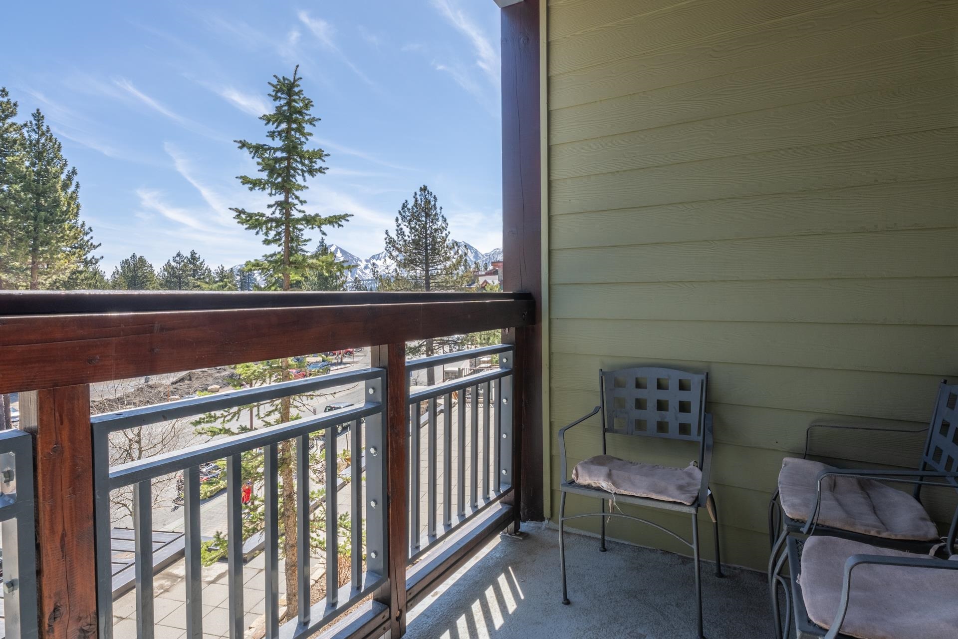 6201 Minaret Road, Unit 2221 Mammoth Lakes, CA 93546 - Photo 24 of 32 Private balcony featuring composite siding and a composite wood railing with metal balusters