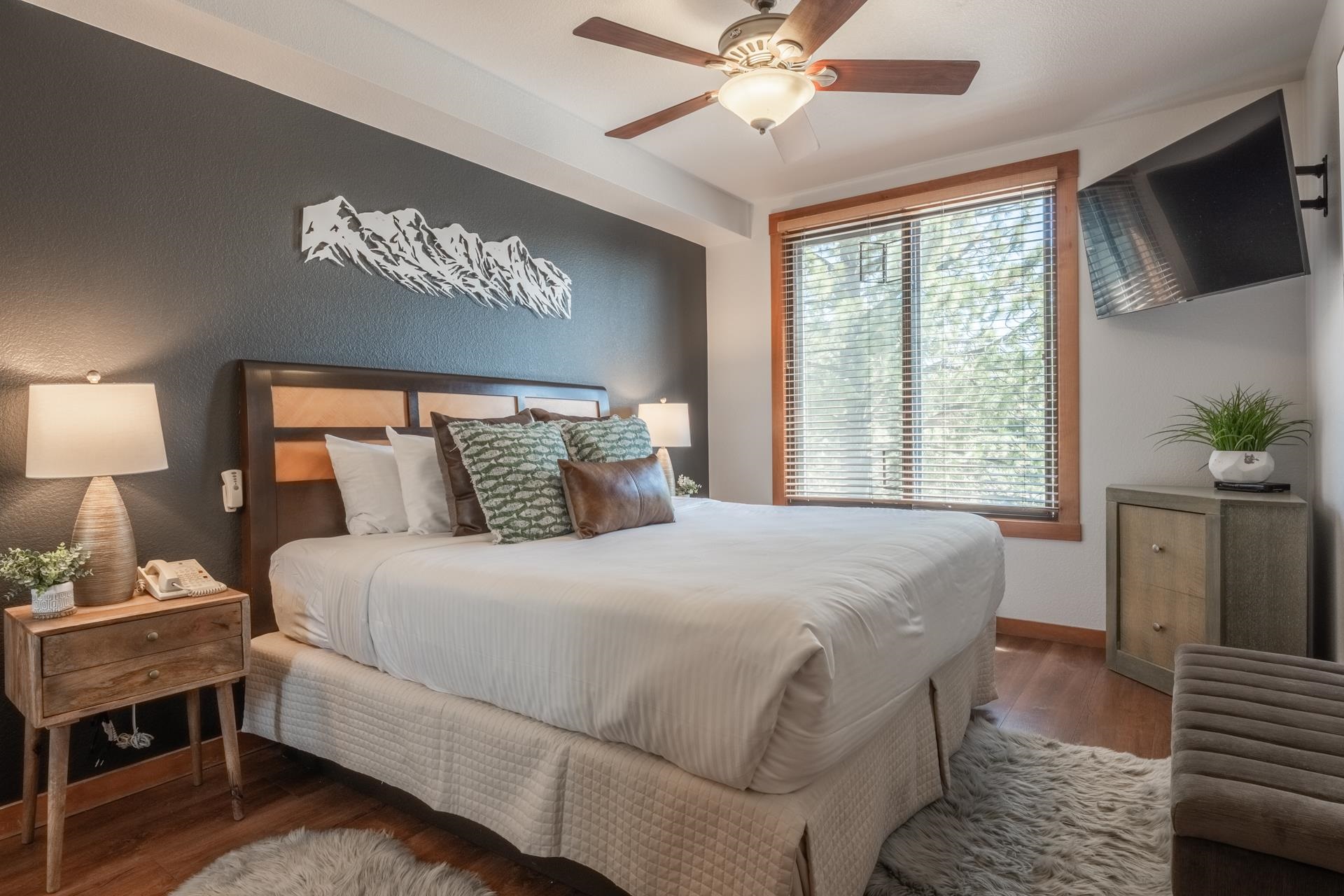 6201 Minaret Road, Unit 2221 Mammoth Lakes, CA 93546 - Photo 27 of 32 Hardwood-finish flooring complementing a rich wood headboard