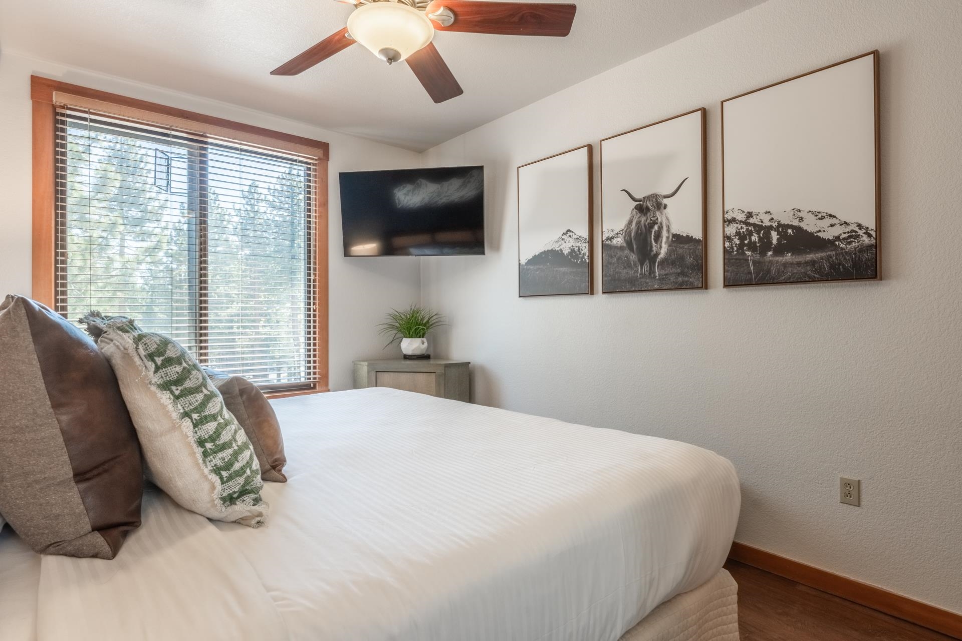 6201 Minaret Road, Unit 2221 Mammoth Lakes, CA 93546 - Photo 29 of 32 Wood-finish flooring throughout
