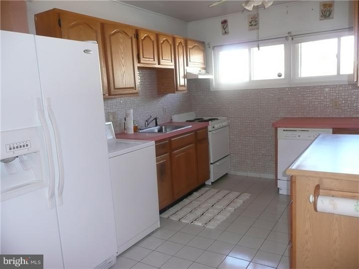 28 Idolstone Road Levittown, PA 19057 - Photo 4 of 16 Gallery Image 4