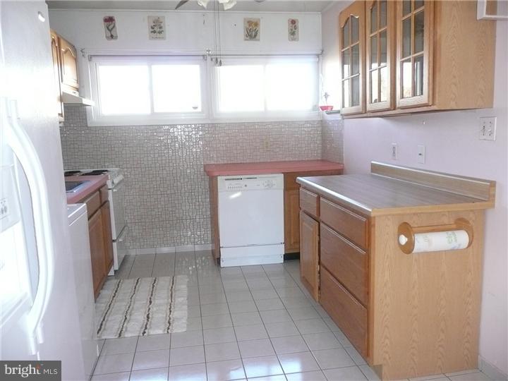 28 Idolstone Road Levittown, PA 19057 - Photo 5 of 16 Gallery Image 5