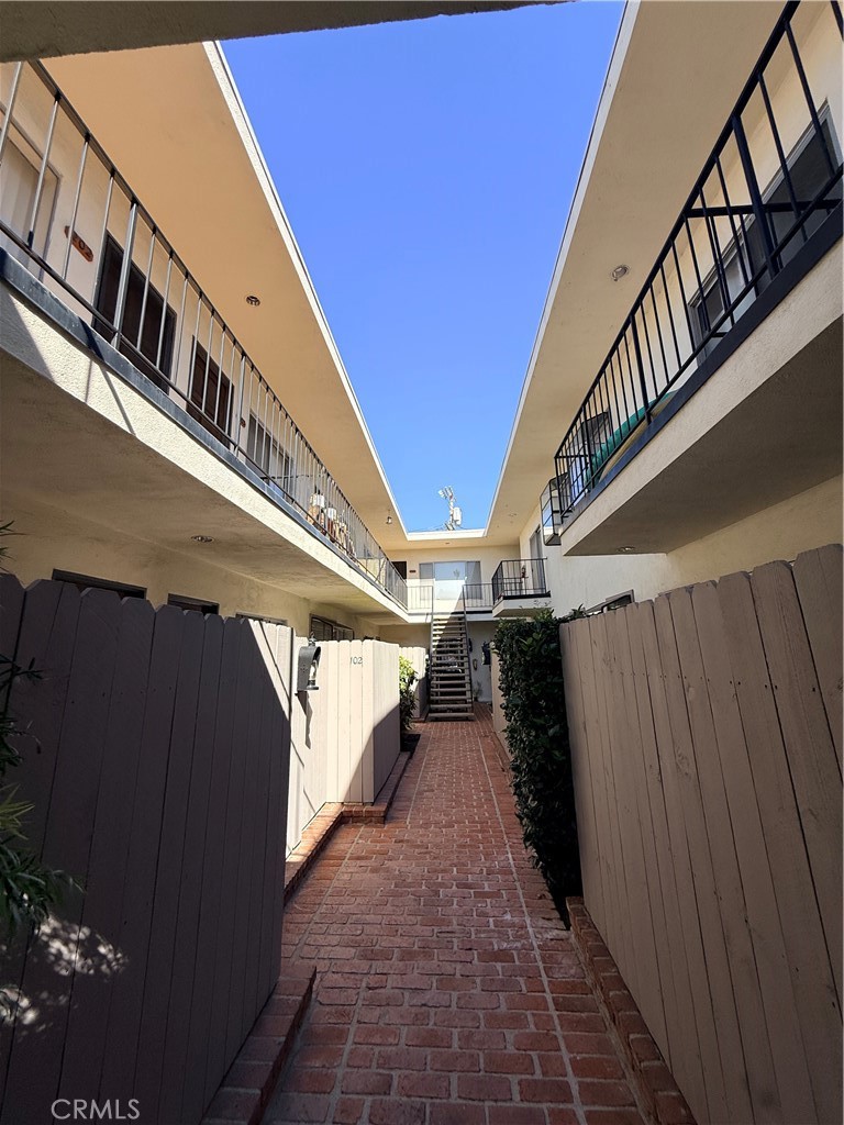 1522 Centinela Avenue, Unit 101 Los Angeles, CA 90025 - Photo 18 of 22 a view of an entryway