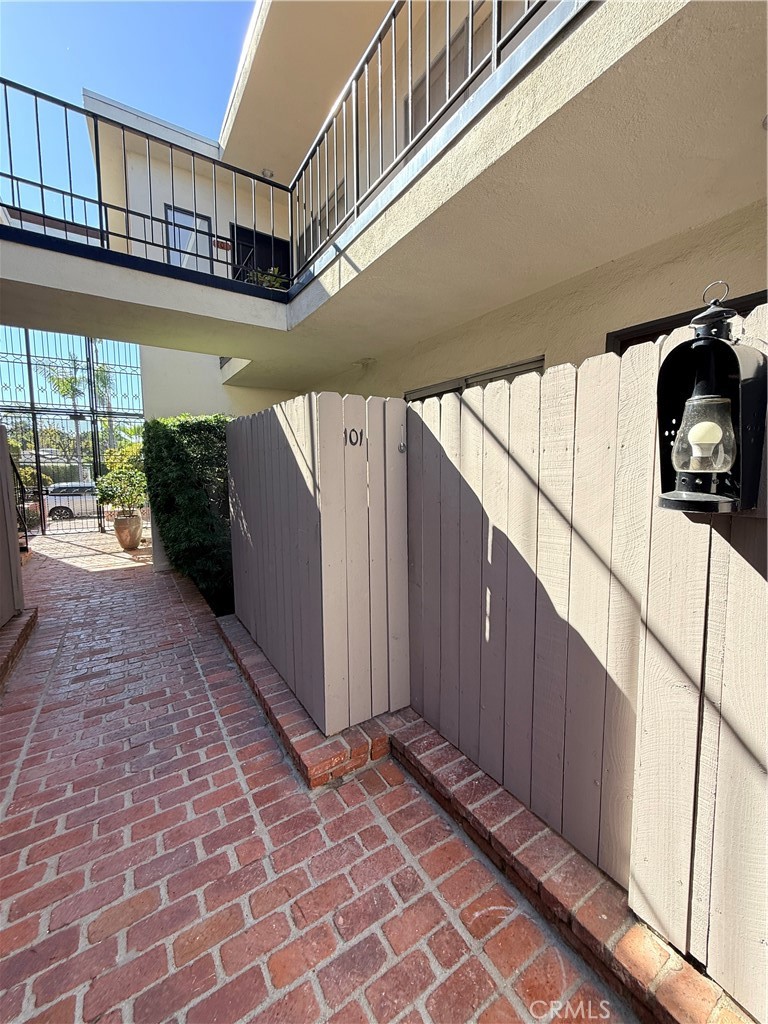 1522 Centinela Avenue, Unit 101 Los Angeles, CA 90025 - Photo 19 of 22 a view of a porch