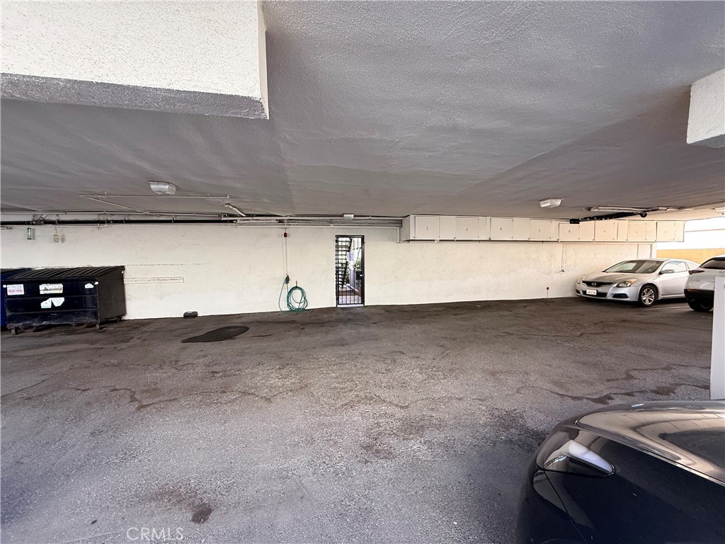 1522 Centinela Avenue, Unit 101 Los Angeles, CA 90025 - Photo 21 of 22 a view of parking area