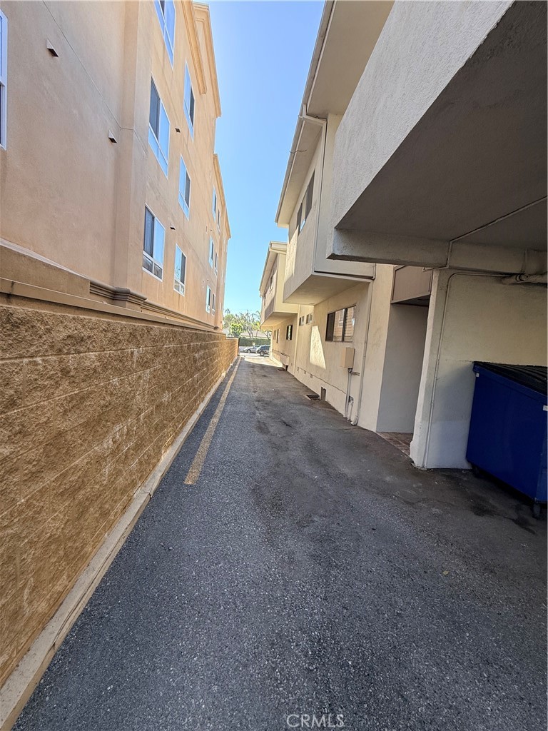 1522 Centinela Avenue, Unit 101 Los Angeles, CA 90025 - Photo 22 of 22 a view of a house with a street
