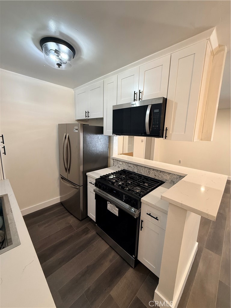 1522 Centinela Avenue, Unit 101 Los Angeles, CA 90025 - Photo 7 of 22 a kitchen with a stove and a refrigerator