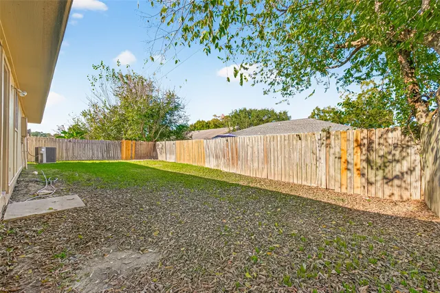 a view of a house with backyard and garden