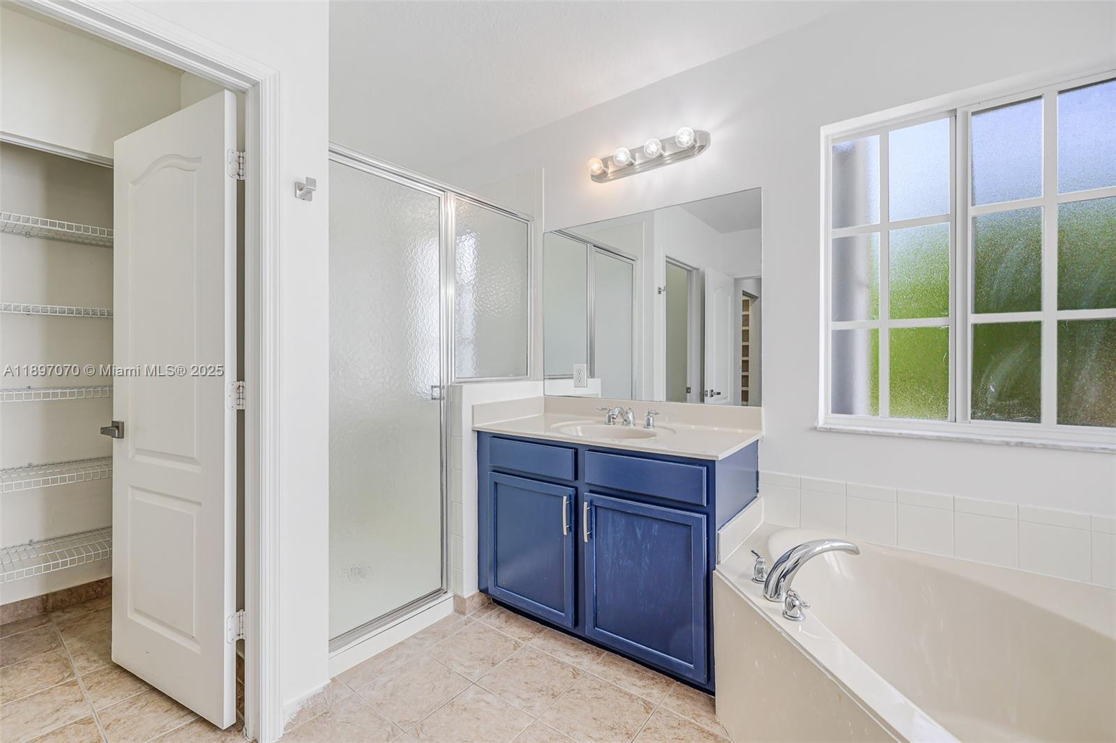 27381 Southwest 139th Place Homestead, FL 33032 - Photo 35 of 70 a bathroom with a tub a sink and a large mirror
