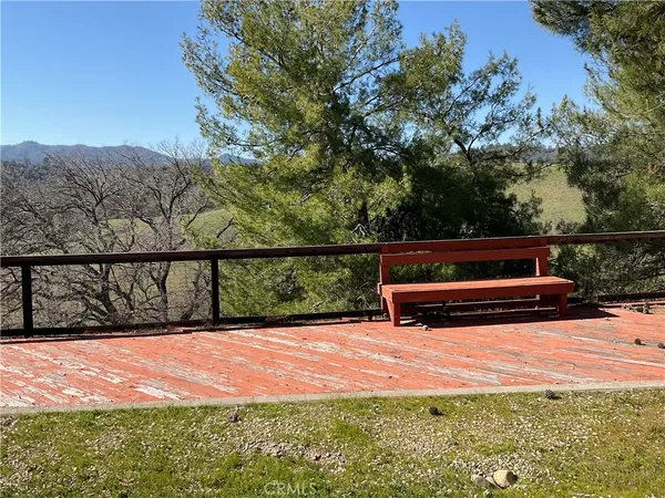a view of a back yard of the house