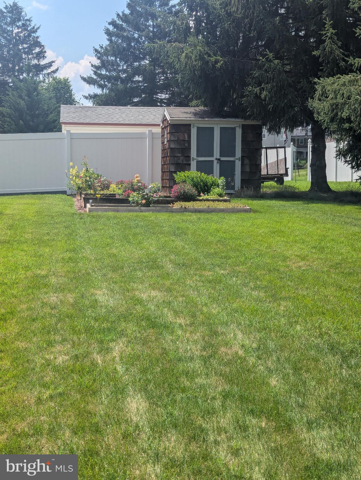 120 Margate Road York, PA 17408 - Photo 8 of 28 a front view of house with yard