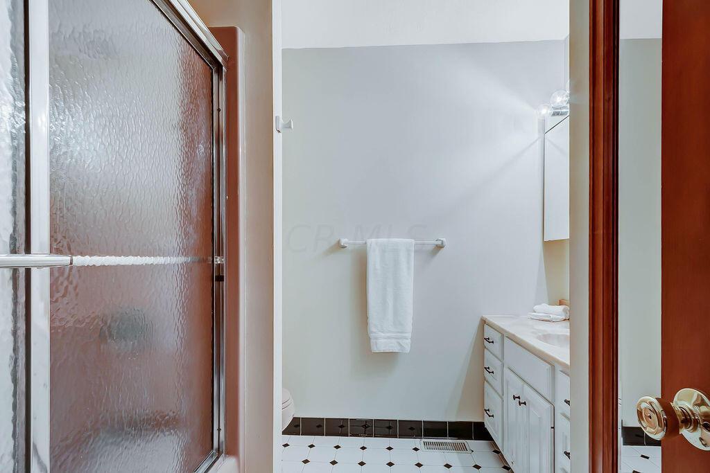 9747 Concord Road Dublin, OH 43017 - Photo 24 of 40 Guest suite bath
