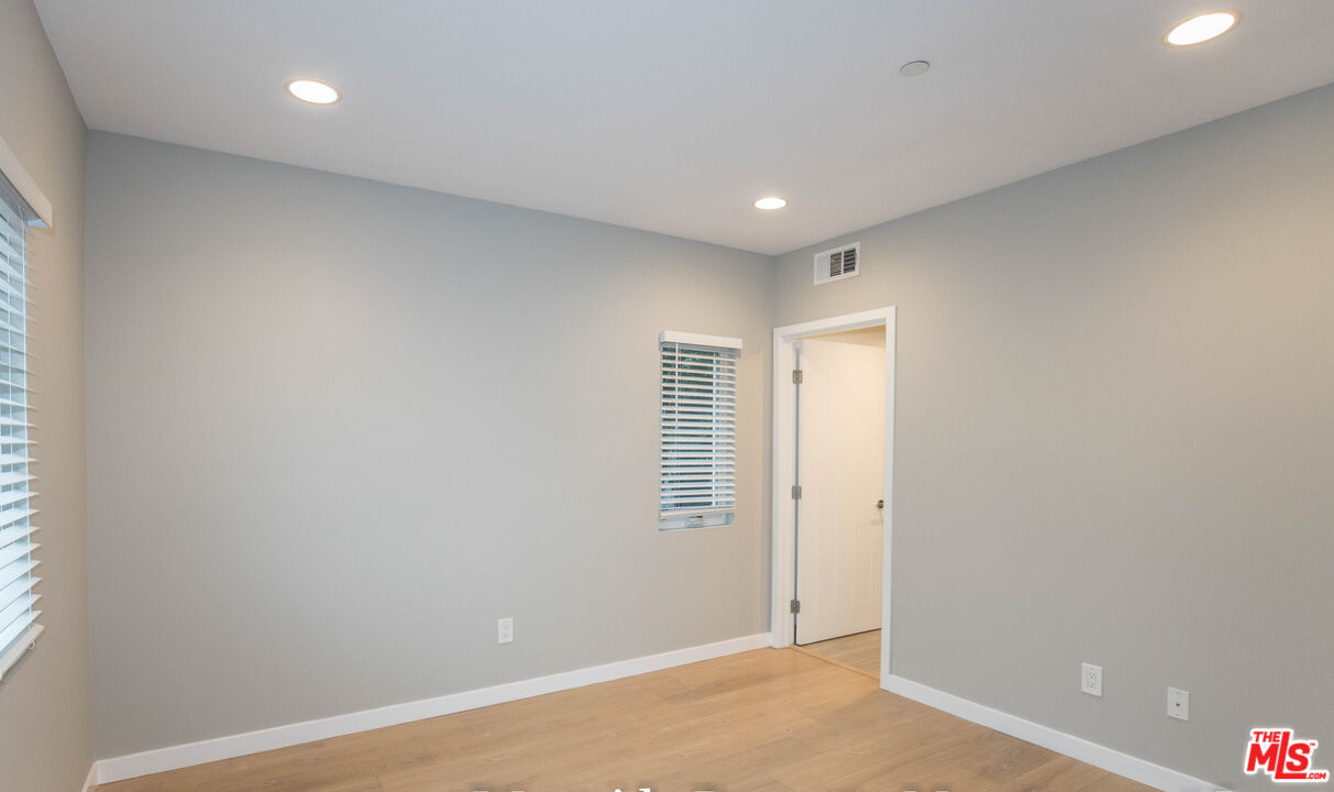 6546 La Mirada Avenue, Unit 6548 Los Angeles, CA 90038 - Photo 15 of 24 an empty room with windows