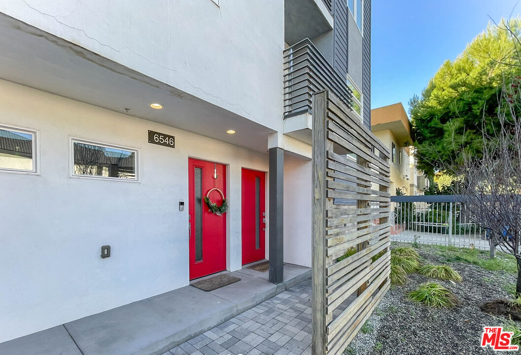 6546 La Mirada Avenue, Unit 6548 Los Angeles, CA 90038 - Photo 21 of 24 a view of outdoor space and deck
