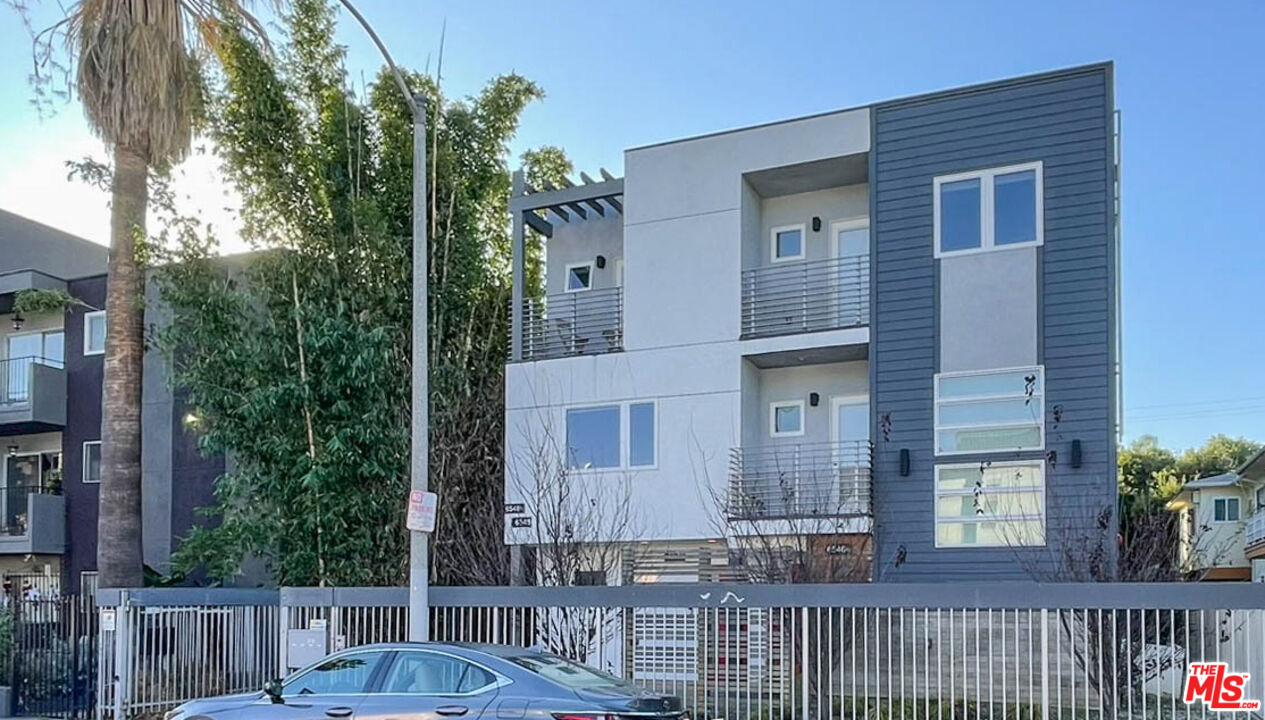 6546 La Mirada Avenue, Unit 6548 Los Angeles, CA 90038 - Photo 22 of 24 a front view of house with yard