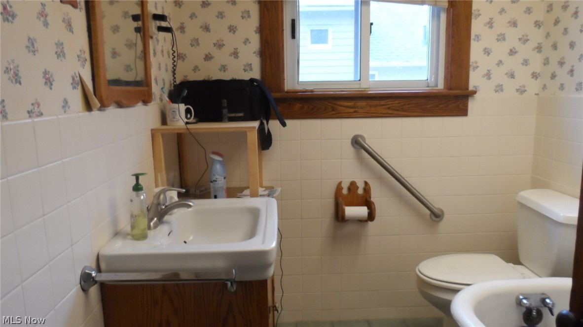 202 South Chestnut Street Kent, OH 44240 - Photo 15 of 35 full bath w tub on 2nd floor
