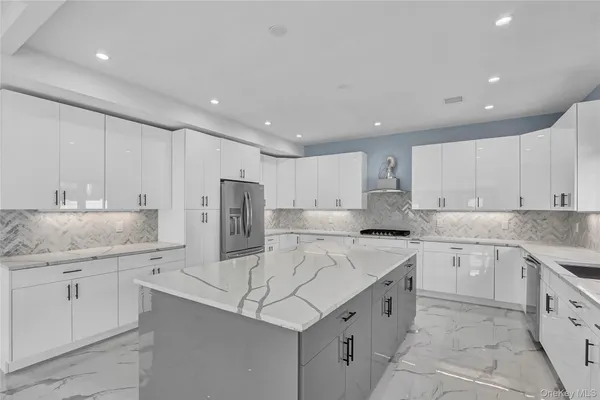 $1,515,000 | 557 Knoll Court, Seaford, NY 11783