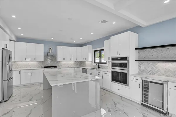 $1,515,000 | 557 Knoll Court, Seaford, NY 11783