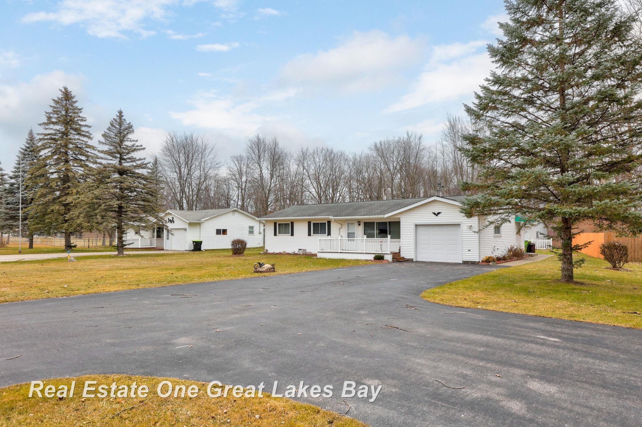 1738 North Huron Road Pinconning, MI 48650 - Photo 4 of 62
