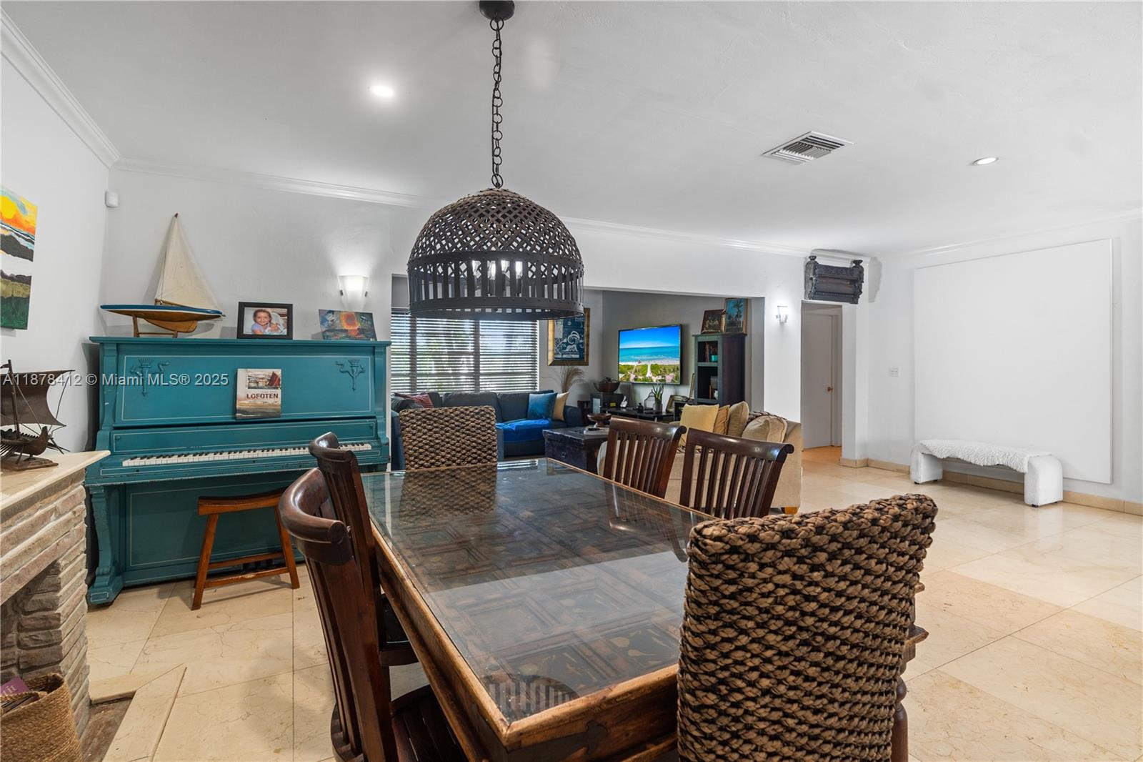 1710 Cleveland Road Miami Beach, FL 33141 - Photo 22 of 36 a living room with furniture