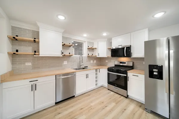 $2,300 | 1137 North Francisco Avenue, Unit 1, Chicago, IL 60622