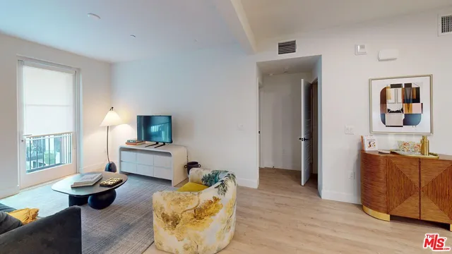 $2,921 | 250 East Broadway, Unit 301, Long Beach, CA 90802
