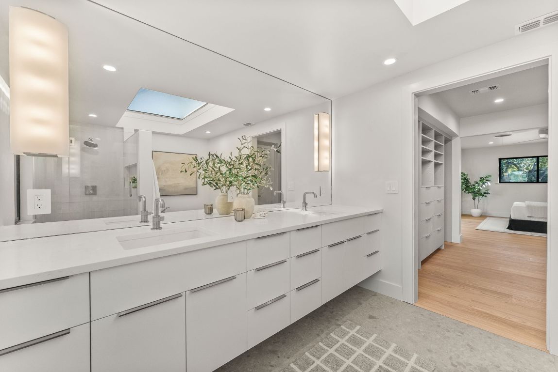 8717 South View Road Austin, TX 78737 - Photo 17 of 38 a spacious bathroom with double sink and a large mirror