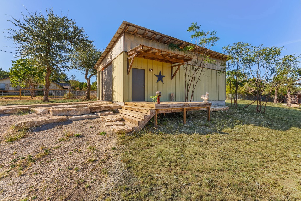 8717 South View Road Austin, TX 78737 - Photo 34 of 38 a backyard of a house with table and chairs