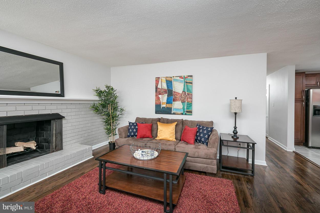 1202 Gettig Road Baltimore, MD 21237 - Photo 4 of 24 Living Room