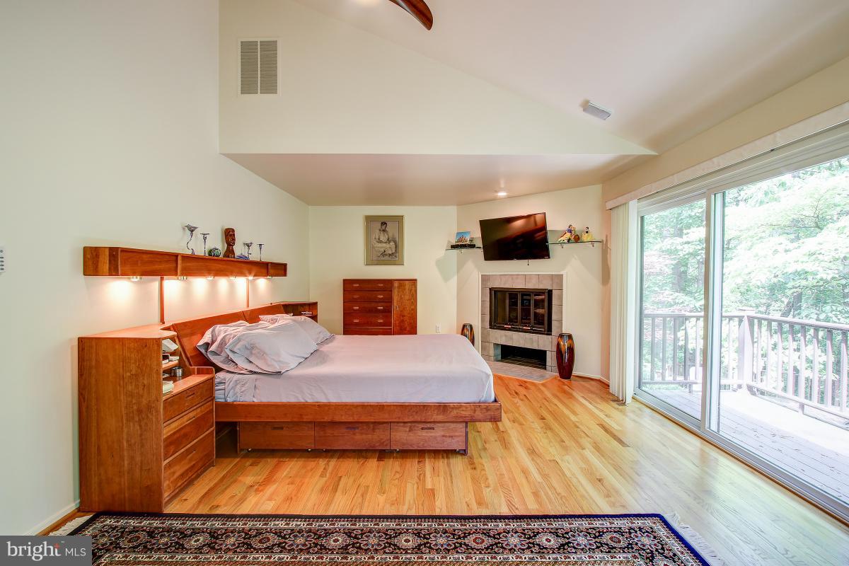 11105 Glade Drive Reston, VA 20191 - Photo 17 of 30 Fireplace & vaulted ceilings in MBR
