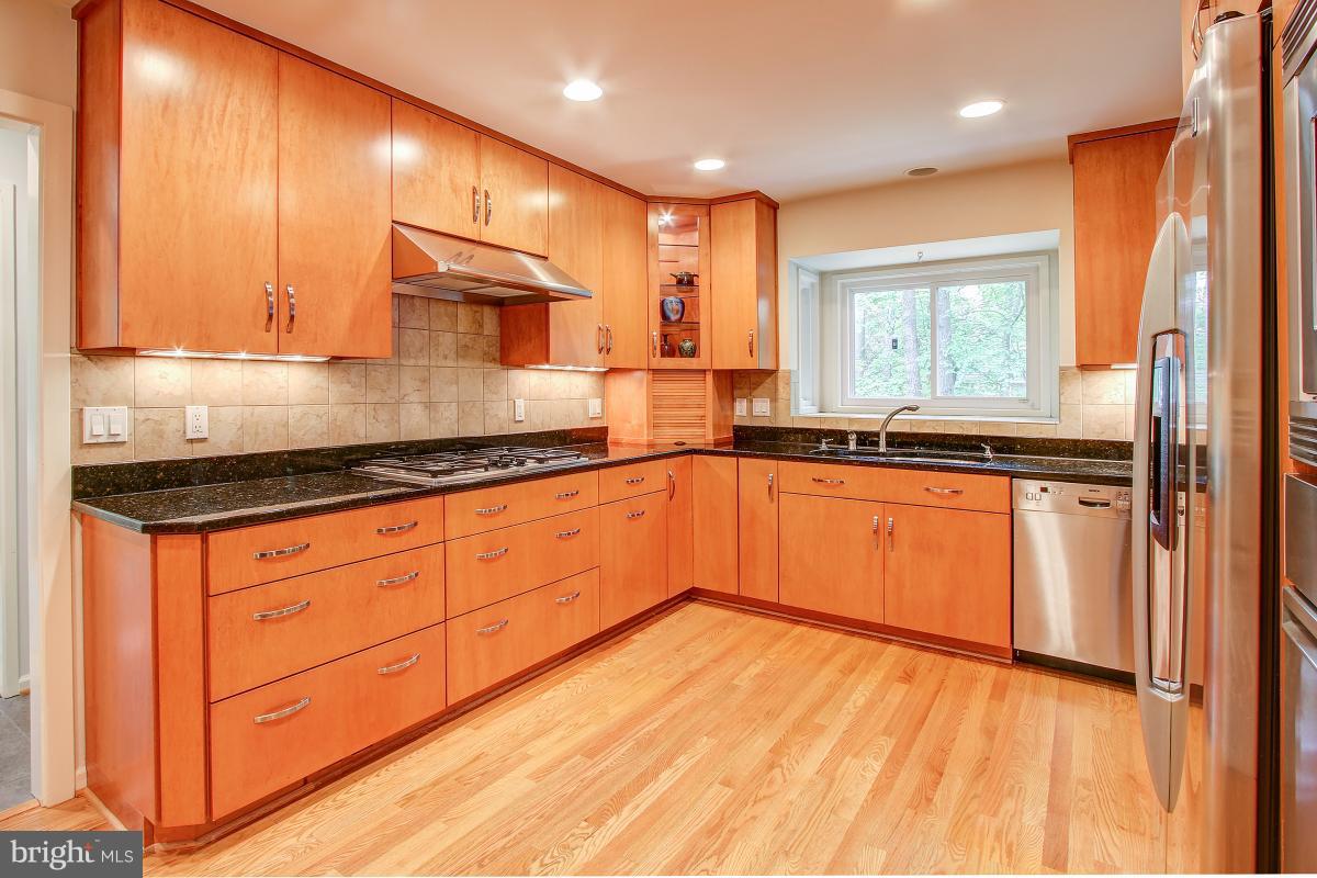 11105 Glade Drive Reston, VA 20191 - Photo 4 of 30 Gas Cooktop and tile backsplash