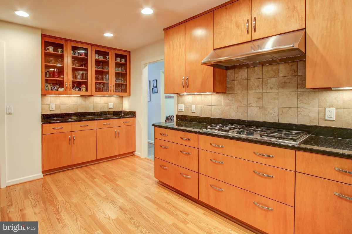 11105 Glade Drive Reston, VA 20191 - Photo 6 of 30 Custom cabinetry defines the Kitchen!