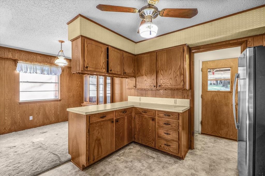 601 State Street Weatherford, TX 76086 - Photo 12 of 38 a bathroom with a sink a mirror and a bathtub