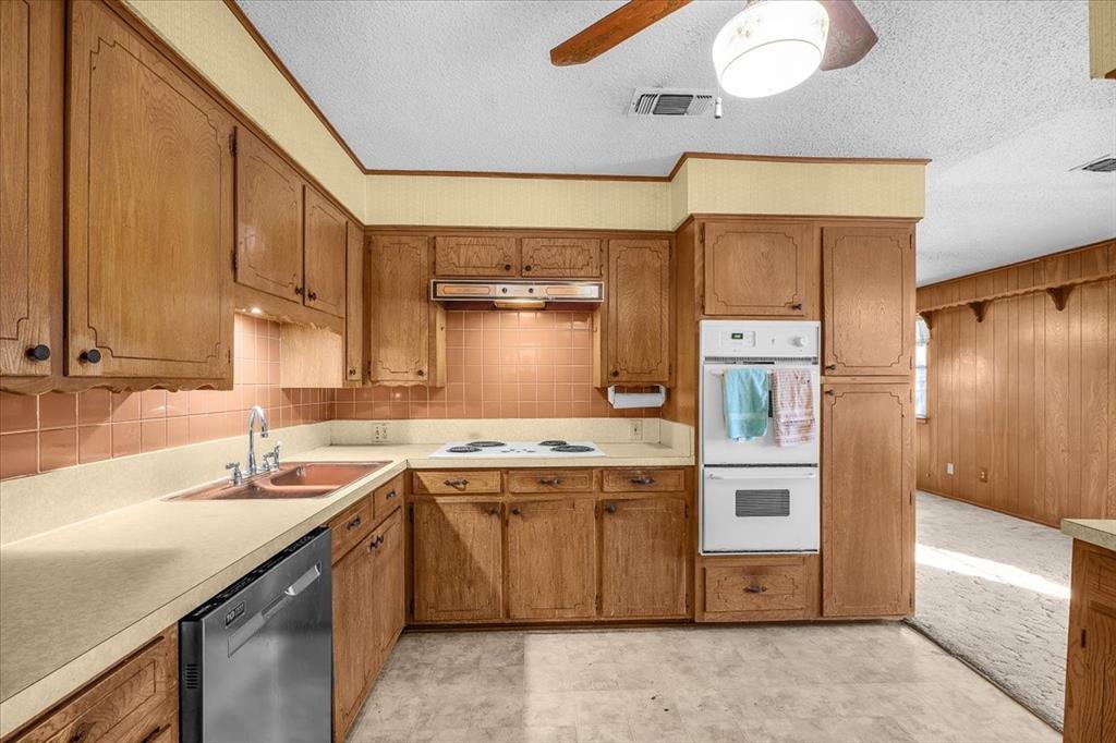 601 State Street Weatherford, TX 76086 - Photo 13 of 38 a kitchen with a sink stove and refrigerator