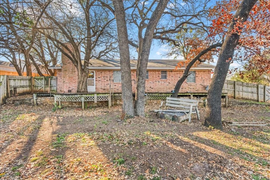 601 State Street Weatherford, TX 76086 - Photo 24 of 38 a backyard of a house with table and chairs